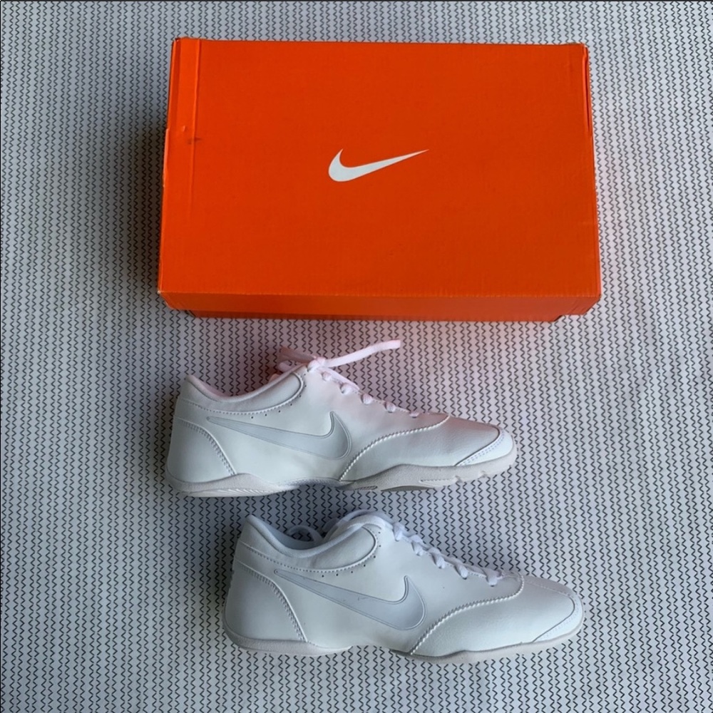 Women’s nike cheer unite size 5